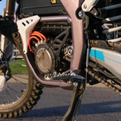 Sur-Ron SurRon Storm Bee Enduro Road Electric Dirt Bike -ShopE-Moto Shop foto storm bee 6259 f2736829 c4a6 4d97 ba3e c85caf299a2f 1800x1800